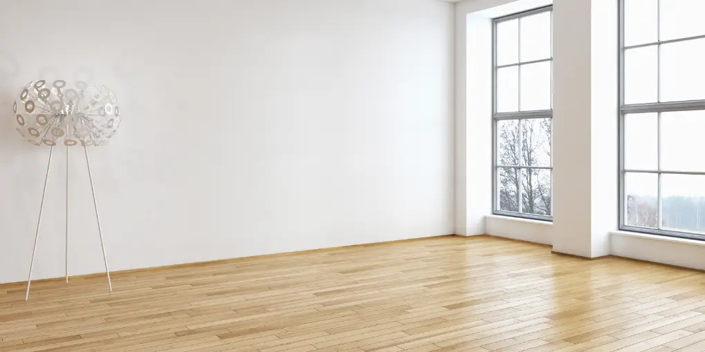 Helles Zimmer mit Holzfußboden und hoher Stehlampe – Link zu den Anwendungsvideos